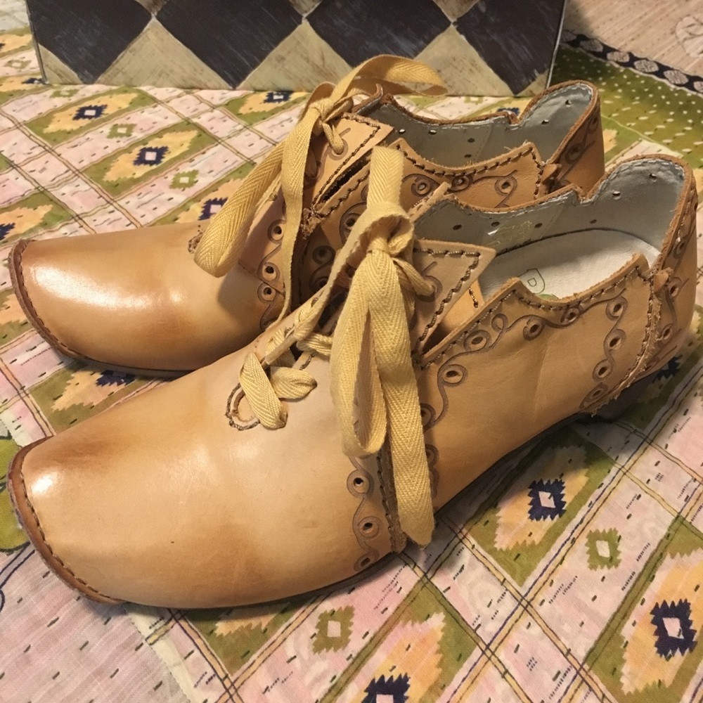 Rovers size 37/7 woman’s adorable shoes